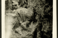 Eindrücke aus dem Ersten Weltkrieg: Soldaten im Schützengraben der 1. Komp. Kgl. Pr.Garde Res. Pion. Rgt