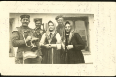 Soldaten der 1. Kompanie des Kgl. Preußischen Garde Pionier Regiments während des Ersten Weltkriegs mit einheimischen Frauen