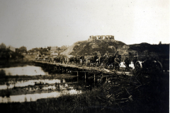 Soldaten der 1. Kompanie des Kgl. Preußischen Garde-Pionier-Regiments überqueren eine Brücke im Ersten Weltkrieg
