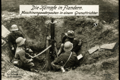 Kämpfe in Flandern mit Maschinengewehrposten in einem Granattrichter während des Ersten Weltkriegs