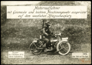 Motorradfahrer mit Gasmasken während des Ersten Weltkriegs auf einem westlichen Kriegsgebiet im Jahr 1925