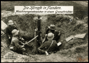 Kämpfe in Flandern mit Maschinengewehrposten in einem Granattrichter während des Ersten Weltkriegs
