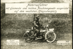 Motorradfahrer mit Gasmasken während des Ersten Weltkriegs auf einem westlichen Kriegsgebiet im Jahr 1925