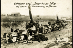 Eingesetzte englische Langrohrgeschütze auf einem Schienenstrang während des Ersten Weltkriegs