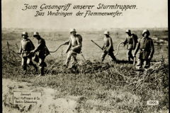 Bilder vom Ersten Weltkrieg mit Kommentaren zu Sturmtruppen und Flammenwerfern im Einsatz