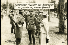 Rittmeister Freiherr von Richthofen als Besucher der Grunewald-Rennbahn während des Ersten Weltkriegs