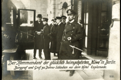 Besuch des Kommandanten der Möwe in Berlin während des Ersten Weltkriegs mit Soldaten und Beamten