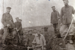 Soldaten der I.R. 117 I.D. 25 im Schützengraben während des Ersten Weltkriegs in 1915