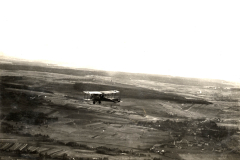 Luftaufnahme eines Flugzeugs über einer Landschaft während des Ersten Weltkriegs
