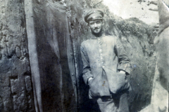 Soldat der I.R. 117 I.D. 25 im Schützengraben während des Ersten Weltkriegs
