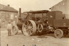 Historisches Foto von einer Dampfmaschine aus dem Ersten Weltkrieg in Lejp im April 1916, das das Militärleben dokumentiert