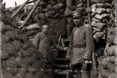 Fotoalbum mit Aufdruck Aus grosser Zeit zeigt Soldaten im Schützengraben während des Ersten Weltkriegs