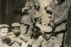 Soldaten der I.R. 117 I.D. 25 im Ersten Weltkrieg in einem Schützengraben