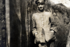 Soldat in einem Schützengraben während des Ersten Weltkriegs, I.R. 117 I.D. 25, mit Fotoalbum „Aus grosser Zeit“