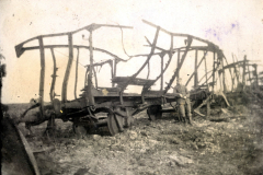 Zerstörte Militärfahrzeuge aus dem Ersten Weltkrieg am Schlachtfeld