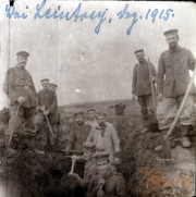 Soldaten der I.R. 117 I.D. 25 im Schützengraben während des Ersten Weltkriegs in 1915