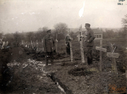 Soldaten stehen in einem Friedhof des Ersten Weltkrieges mit Gedenkstätten für Gefallene der I.R. 117 I.D. 25