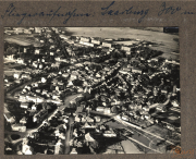 Historische Luftaufnahme des Stadtzentrums während des Ersten Weltkriegs mit dem Fotoalbum Aus grosser Zeit