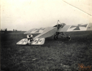 Historisches Fotoalbum aus der Zeit des Ersten Weltkriegs mit Aufdruck 117 I.D. 25, zeigt ein Flugzeug