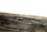 Luftaufnahme eines Flugzeugs über einer Landschaft während des Ersten Weltkriegs