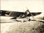 Historisches Flugzeug der I.R. 117 I.D. 25 aus dem Ersten Weltkrieg auf einem militärischen Gelände
