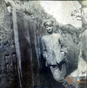 Soldat der I.R. 117 I.D. 25 im Schützengraben während des Ersten Weltkriegs