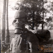 Soldat mit Gasmaske während des Ersten Weltkriegs in einer bewaldeten Landschaft