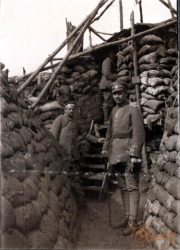 Fotoalbum mit Aufdruck Aus grosser Zeit zeigt Soldaten im Schützengraben während des Ersten Weltkriegs
