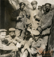 Soldaten der I.R. 117 I.D. 25 im Ersten Weltkrieg in einem Schützengraben