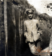 Soldat in einem Schützengraben während des Ersten Weltkriegs, I.R. 117 I.D. 25, mit Fotoalbum „Aus grosser Zeit“