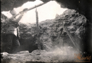 Soldat beim Beobachten durch ein Fernrohr in einem Schützengraben während des Ersten Weltkriegs, auf dem Fotoalbum Aus grosser Zeit