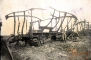 Zerstörte Militärfahrzeuge aus dem Ersten Weltkrieg am Schlachtfeld