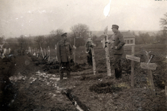 Soldaten stehen in einem Friedhof des Ersten Weltkrieges mit Gedenkstätten für Gefallene der I.R. 117 I.D. 25
