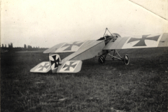 Historisches Fotoalbum aus der Zeit des Ersten Weltkriegs mit Aufdruck 117 I.D. 25, zeigt ein Flugzeug