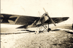 Historisches Flugzeug der I.R. 117 I.D. 25 aus dem Ersten Weltkrieg auf einem militärischen Gelände