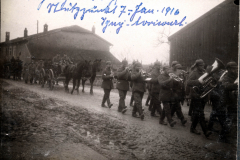 Fotoalbum mit dem Aufdruck Aus grosser Zeit zeigt einen Marsch während des Ersten Weltkriegs, 1916, I.R. 117 I.D. 25
