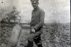 Soldat der 117. Infanteriedivision im Ersten Weltkrieg neben einem Munitionsbehälter