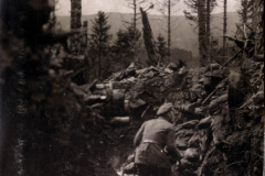 Soldat auf einem Trampelpfad im Wald während des Ersten Weltkriegs, Einblick in das Leben der I.R. 117 I.D. 25