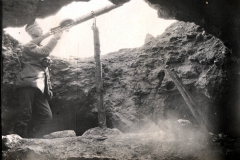 Soldat beim Beobachten durch ein Fernrohr in einem Schützengraben während des Ersten Weltkriegs, auf dem Fotoalbum Aus grosser Zeit
