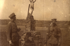 Gedenkstätte mit Soldaten des Ersten Weltkriegs während der I.R. 117 I.D. 25