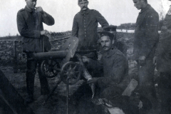 Fotoalbum im roten Einband dokumentiert die Erlebnisse des I.R. 149 im Ersten Weltkrieg von 1914