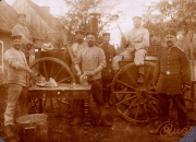 Soldaten des I.R. 149 bereiten in der Heimatküche 1914 eine Mahlzeit während des Ersten Weltkriegs vor
