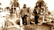Gräber besichtigen in einem Soldatenfriedhof während des Ersten Weltkriegs