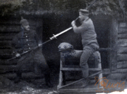 Militärische Trainingssituation mit Soldaten im Ersten Weltkrieg, Fotoalbum mit rotem Einband und EK 1914 Aufdruck