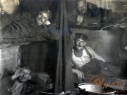 Rotes Fotoalbum mit EK 1914 für I.R. 149 4. I.D. aus dem Ersten Weltkrieg, das Soldaten in ihrem Quartier zeigt