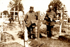 Gräber besichtigen in einem Soldatenfriedhof während des Ersten Weltkriegs