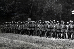 Fotoalbum mit rotem Einband und Aufdruck EK 1914 I.R. 149 4. I.D. aus dem Ersten Weltkrieg