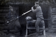 Militärische Trainingssituation mit Soldaten im Ersten Weltkrieg, Fotoalbum mit rotem Einband und EK 1914 Aufdruck