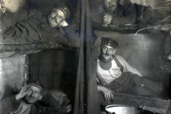 Rotes Fotoalbum mit EK 1914 für I.R. 149 4. I.D. aus dem Ersten Weltkrieg, das Soldaten in ihrem Quartier zeigt