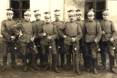 Soldaten des Ersten Weltkriegs in Uniform vor einem Gebäude während des Konflikts
